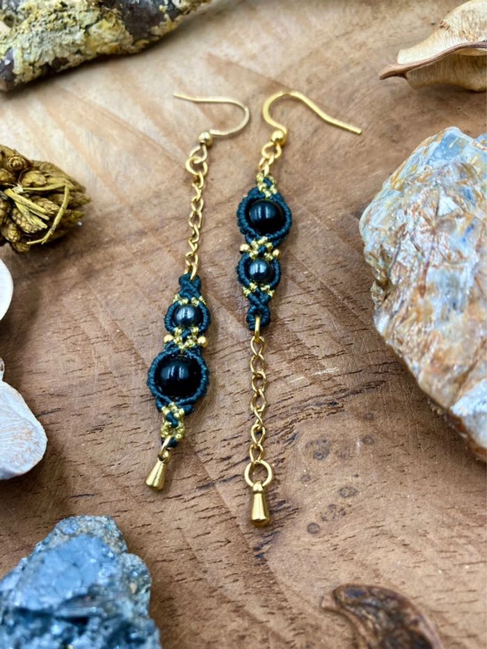Boucles d’oreilles pendantes dépareillées macramé chaînes pierres Onyx et Hématite - photo numéro 2