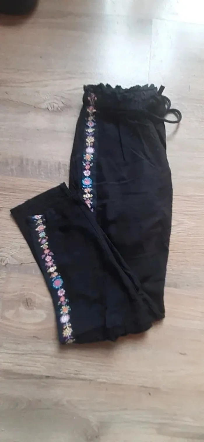 Pantalon en tissus Xs avec liseret fleuri