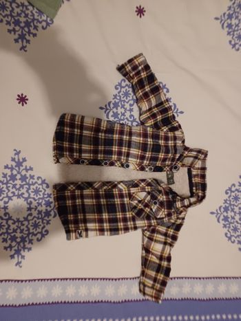 Très jolie sur chemise bébé garçon T 9 mois =71cm lisez bien l'annonce