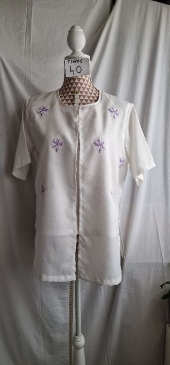 Blouse, blanche à fleurs violette, neuve juste lavé,en polyester, fendu sur les côtés