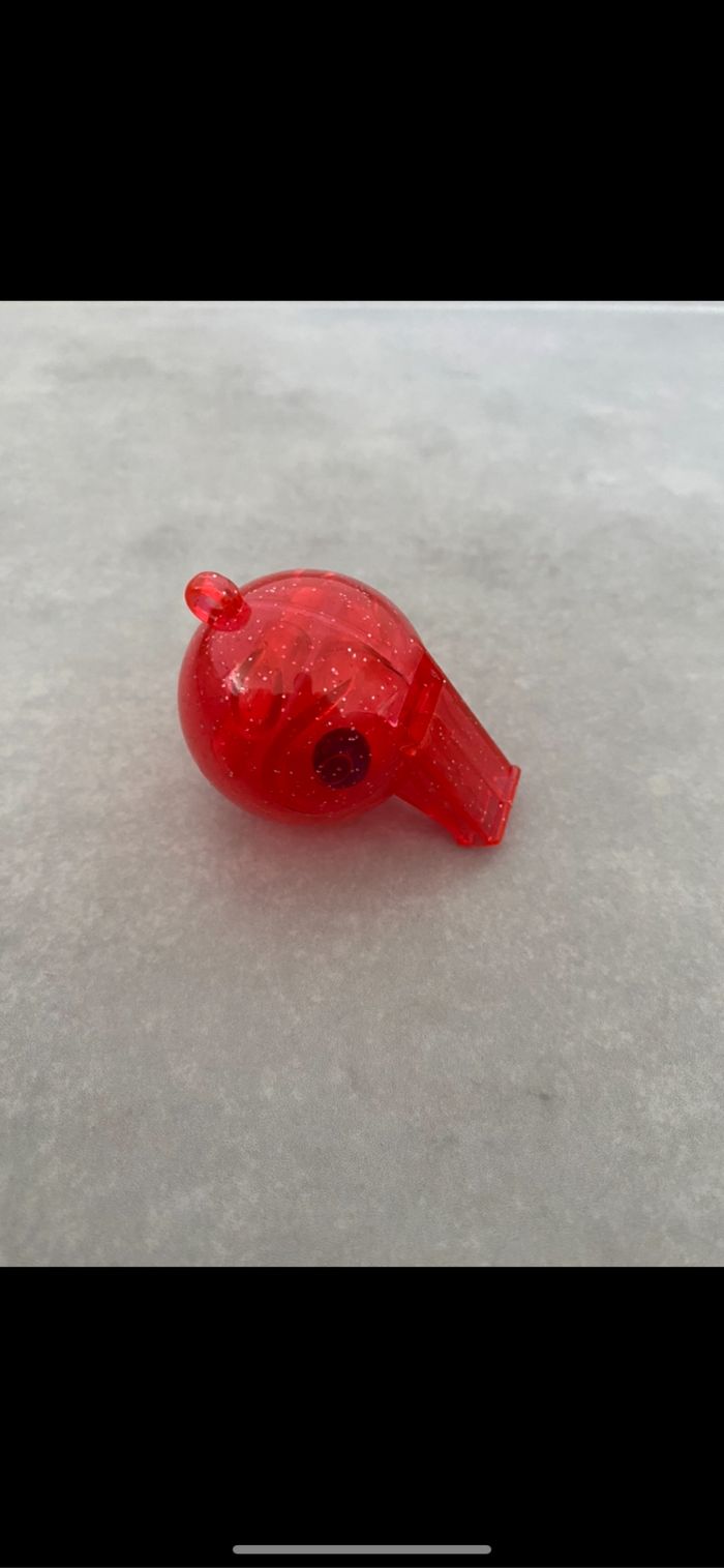 Sifflet rouge pailleté