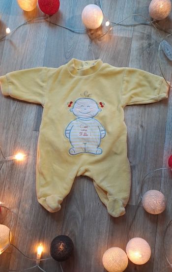 Pyjama en velours jaune taille 1-3 mois
