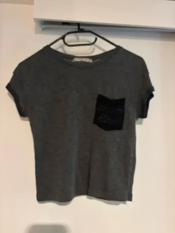 T-shirt gris Atmosphere avec poche en dentelle - T34