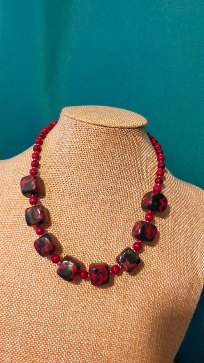 Collier vintage perles rouges & perles carrées noires à motifs rouges – Collection Terres d’Ailleurs - photo numéro 11