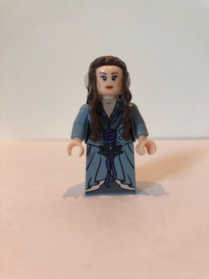 Figurine type lego Arwen. le seigneur des anneaux/hobbit