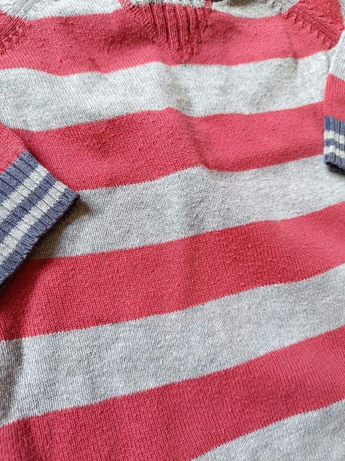 Pull gris et rouge rayé 🦕 Taille 9 mois - photo numéro 3