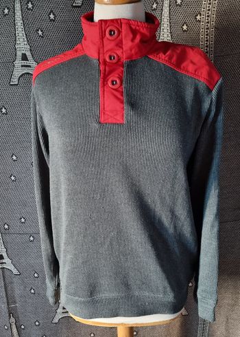 Pull côtelé gris et rouge taille M