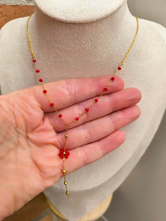 Pendentif doré en Y avec fleur marguerite, perles rouges et billes - photo numéro 6