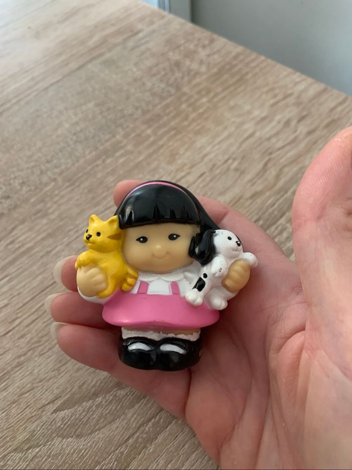 Figurine fille avec chat et chien Little people - photo numéro 3