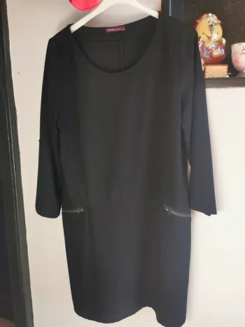 Robe noir longue manches noir.