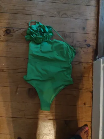 Maillot de bain 1 piece Zara vert avec fleur décorative S