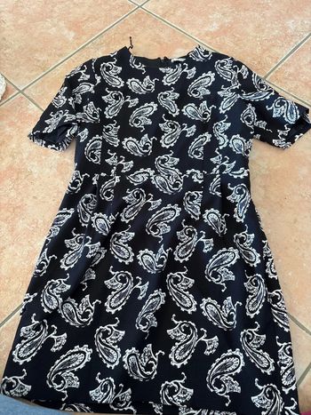 Robe noire et blanche