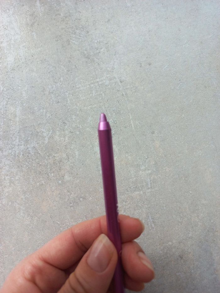 Crayon pour les yeux rose neuf
