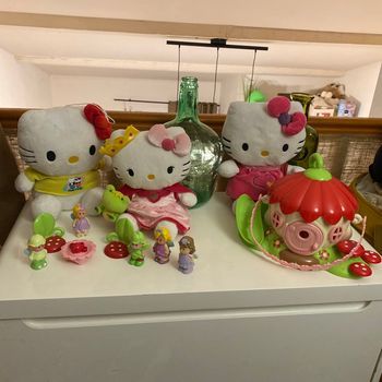 Maison des fait en forme de fleur et 3 peluches