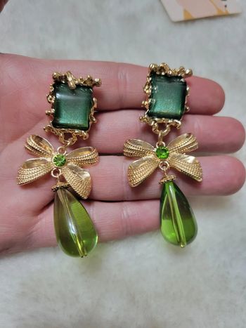 Clips baroques verts.