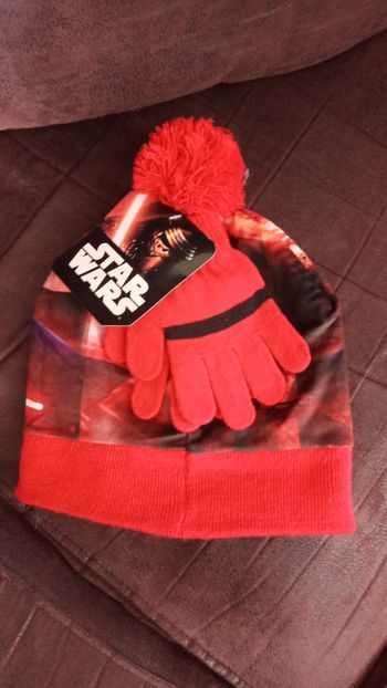 Ensemble Rouge Bonnet + Paire de Gants "Star Wars" - Neuf et Étiqueté