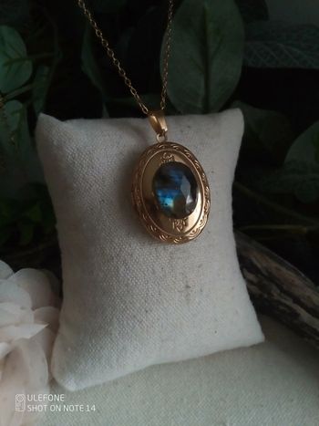 Collier médaillon ouvrable avec pierre de Labradorite à facettes et reflets bleutés