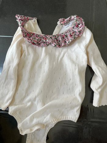 Body maille beige détail col fleuri 9 mois