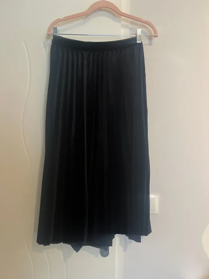 Belle jupe noir plissé effet velour
