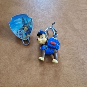 Figurine chase et son badge pat patrouille