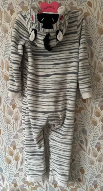 Pyjama zèbre DPAM 6/8 ans en excellent état
