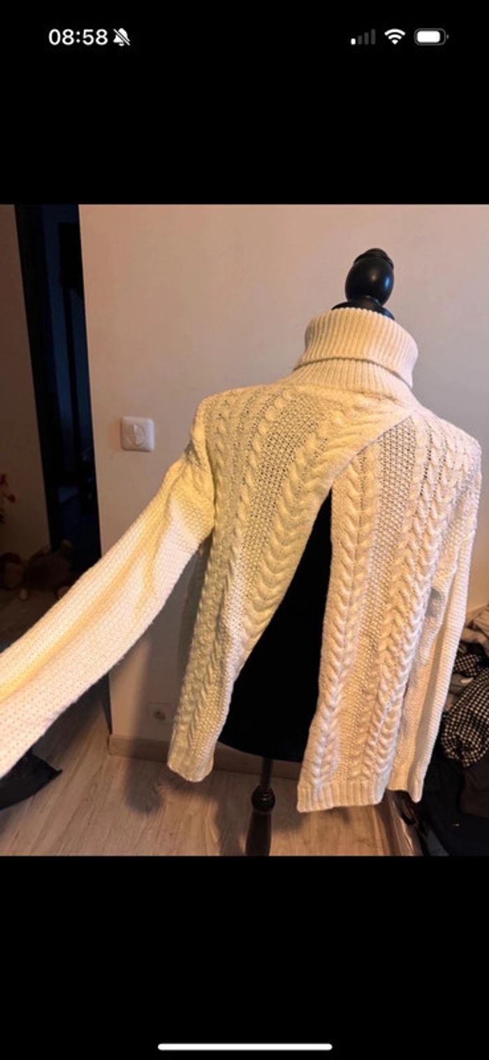 Pull col roulé ouvert ds le dos