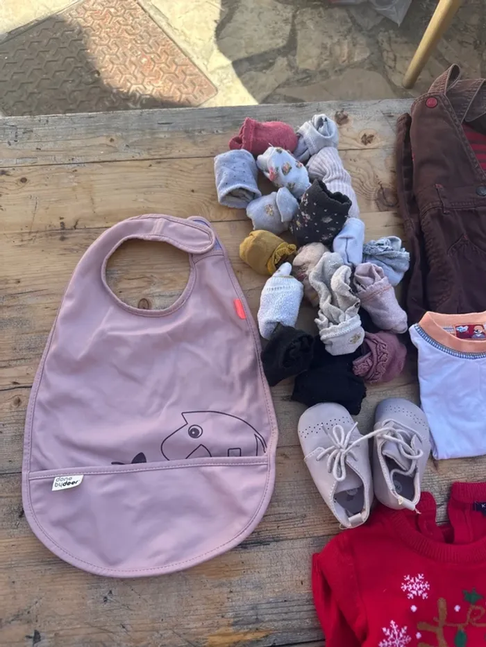Lot , vêtements et accessoires fille un mois à 12 mois - photo numéro 2