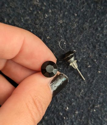 Puces a strass noirs