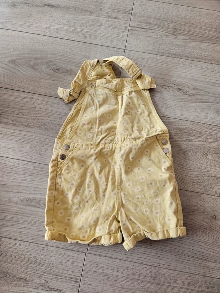 Salopette short jaune avec fleurs blanches kiabi 5 ans