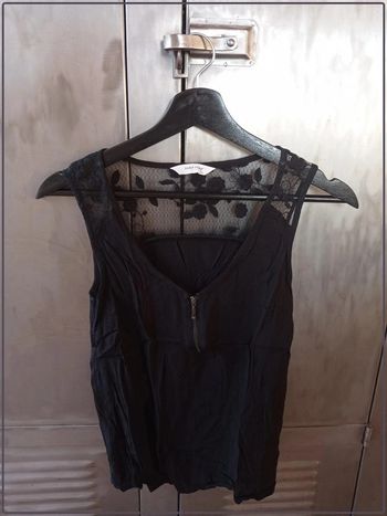 Débardeur noir Naf-Naf taille S bon état avec jolie dentelle/broderie