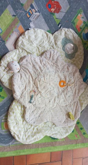 Tapis d'éveil Verbaudet en forme de fleur