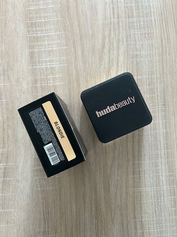 Poudre compact Huda beauty - teinte blondie 