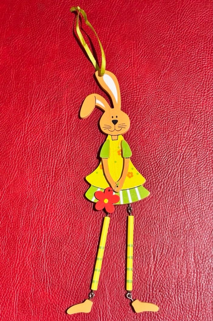Lapine en bois à suspendre déco mobile Pâques