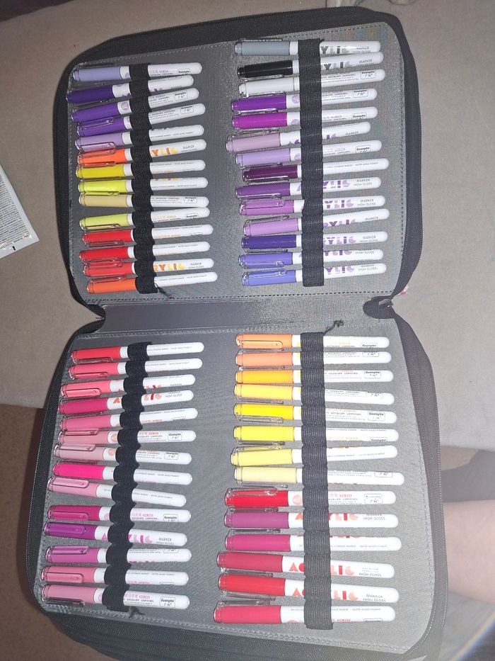 GuangNa stylo bille acryliqueLot complet des 168 couleurs, acheter neufs 115 euros plus 2 boîtes supplémentaire pour 10 euros sois 125 le tout. Il y a 20 doubles a la fin de la trousse car 4 stylos dysfonctionnés donc j’ai racheté les deux pochettes conce - photo numéro 3