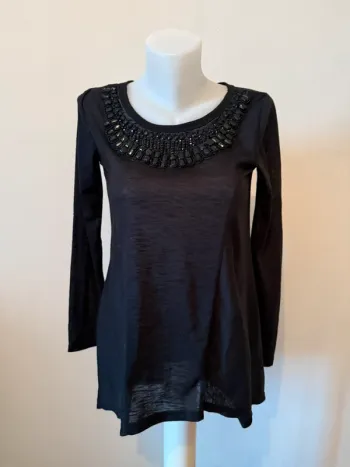 T- shirt manche longue noir en très bon état taille 38 toumai