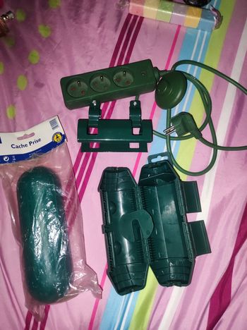 Cache prise protection enfant, prise avec son support et son interrupteur