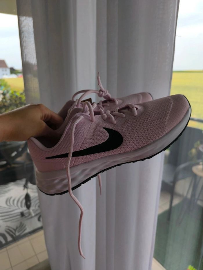 Basket Nike , fitness femme , rose , taille 39 neuve - photo numéro 2