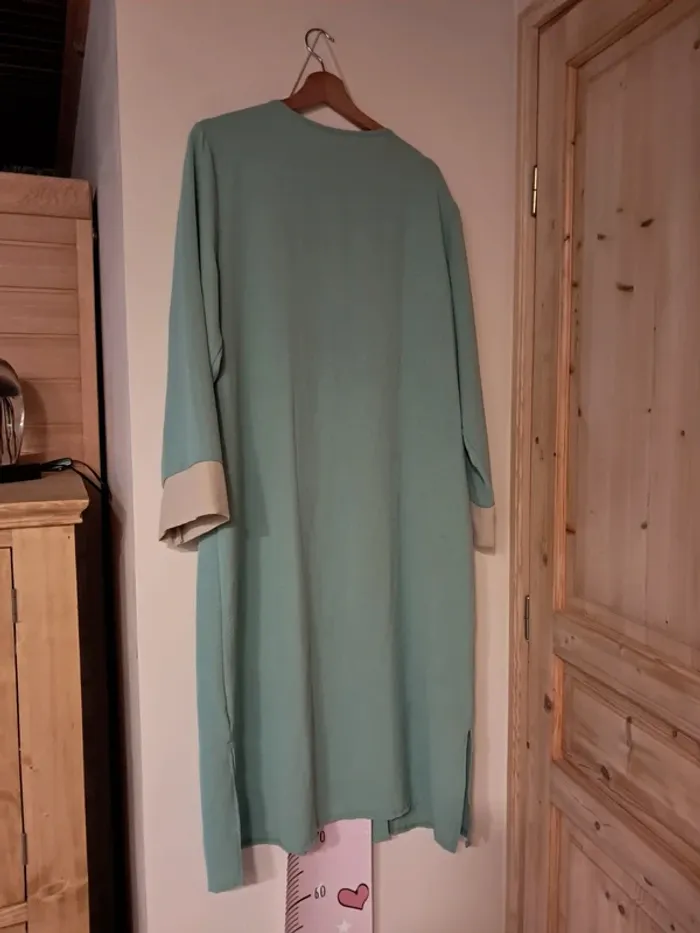 Chemise longue élégante avec t-shirt attaché - photo numéro 2