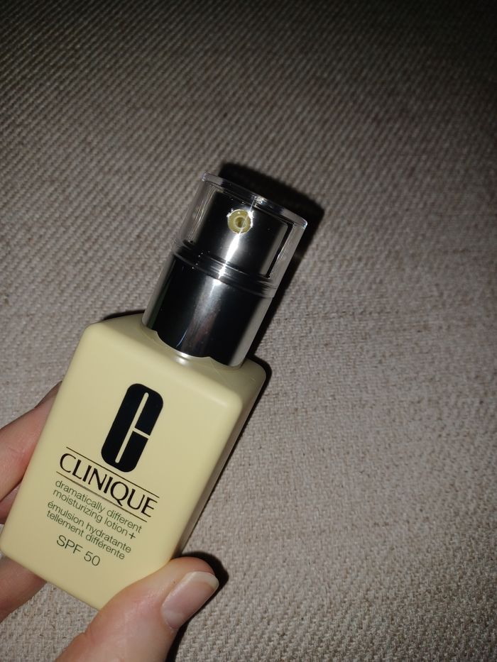 Émulsion hydratante tellement différente SPF50 Clinique - photo numéro 6