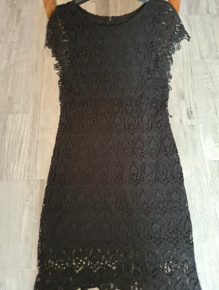 Robe noire en dentelle fine manches doublé