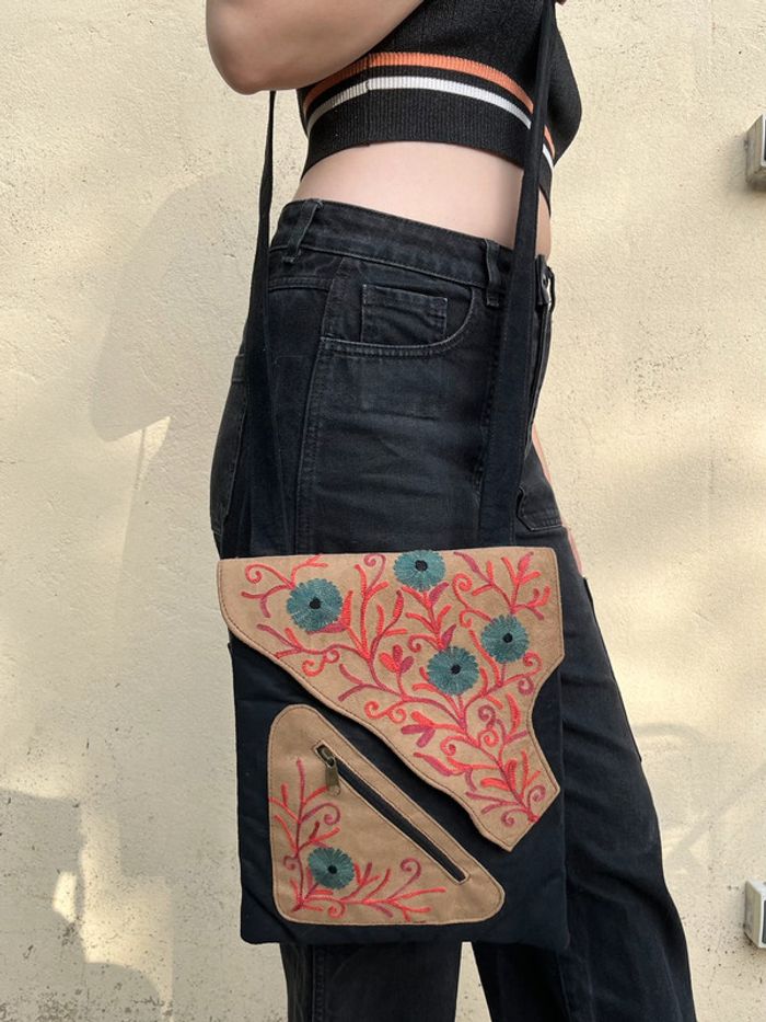 Sac à main pochette bandoulière velour et broderie - photo numéro 2