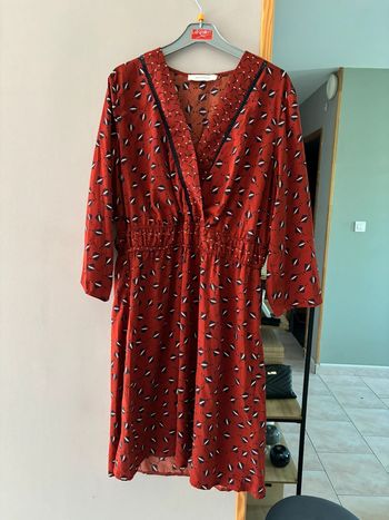 Robe décolleté croisée bordeaux à motifs bleu marine