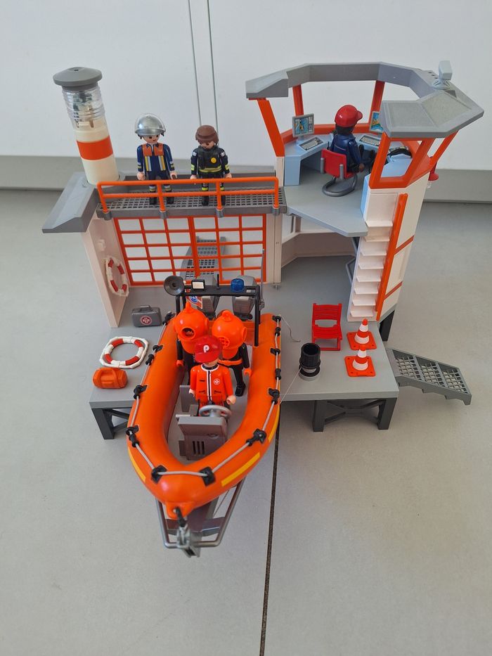 Playmobil poste de secours avec bateau