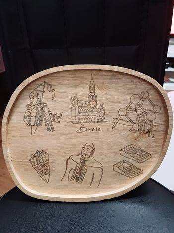 Plateau décoratif .Thème Belgique fait en pyrogravure