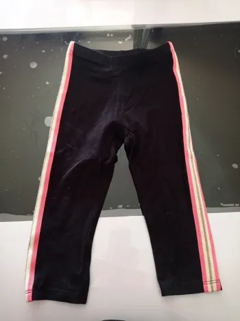 Pantalon noir avec bande coloré sur les côtés