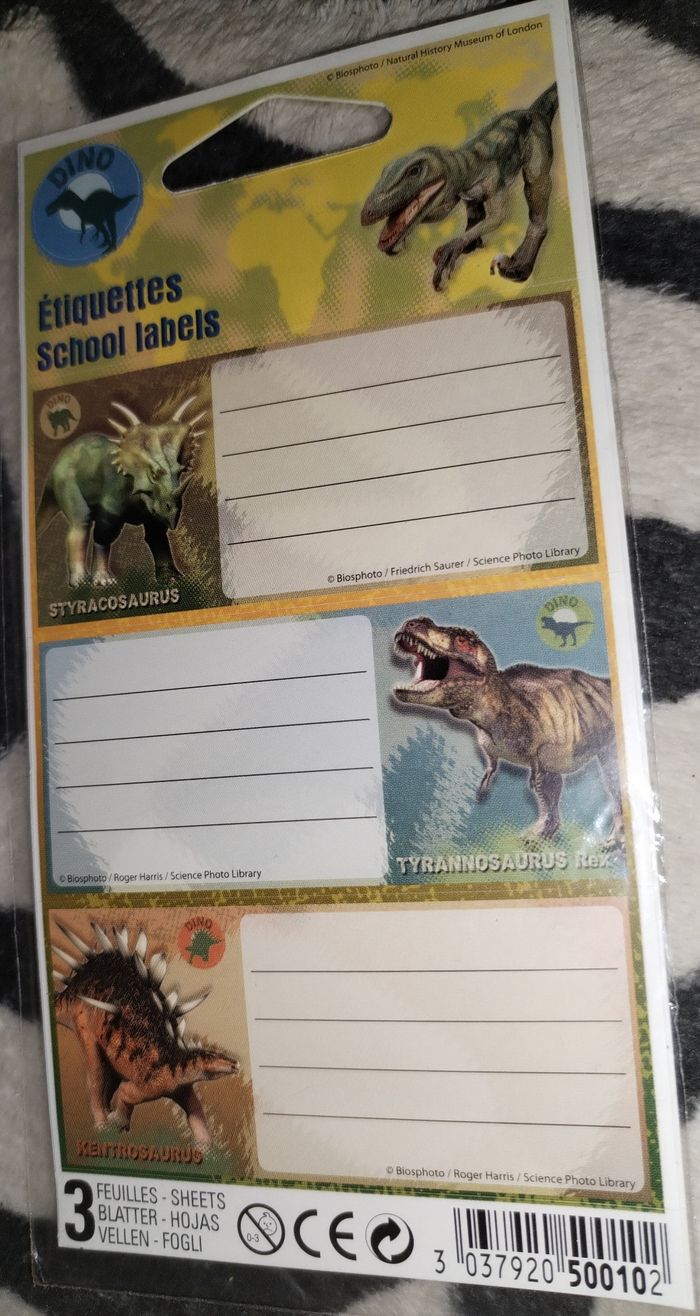 Lot de trois paquets étiquettes "Dinausaures" 27 au total  neufs - photo numéro 2