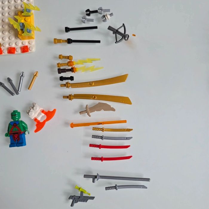 Lot Lego armes et 6 personnages - photo numéro 2