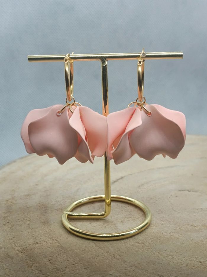 Superbes créoles à pétales acryliques roses pâles - photo numéro 2