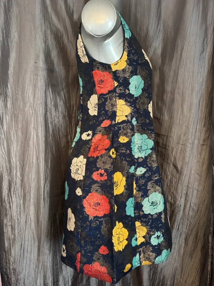 Belle robe ajustée et évasée en brocart à motif floral métallisé S/36 - photo numéro 3