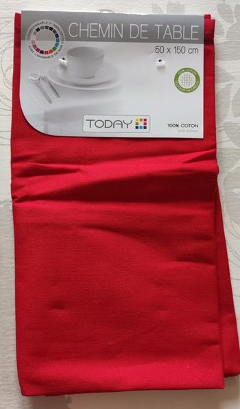 Chemin de table rouge en tissu 150 cm